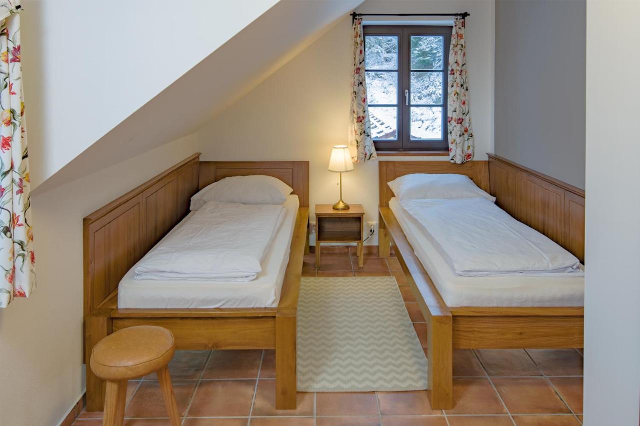 Hotel Dvur Liskovy Vrch à Strazny Extérieur photo