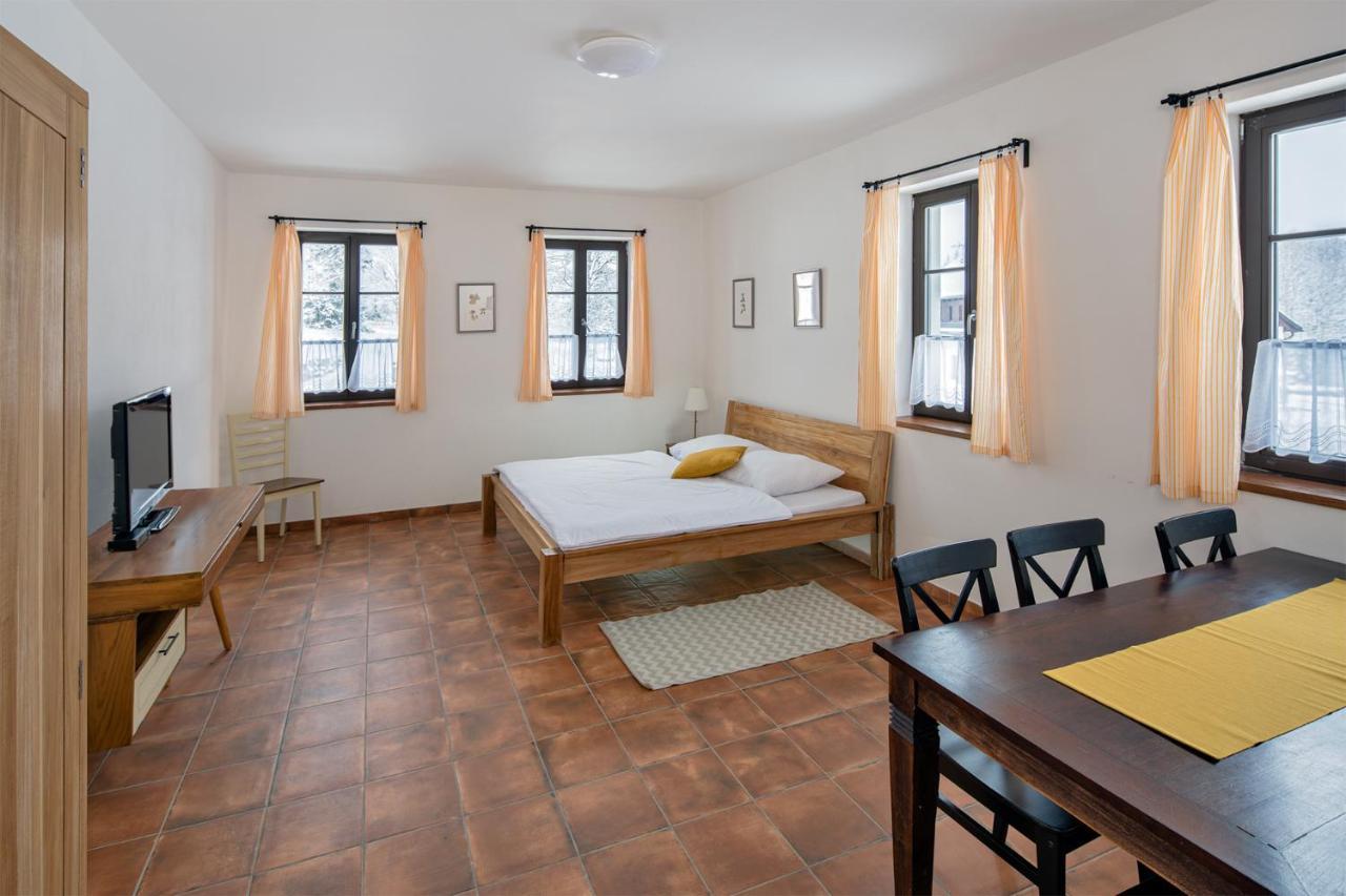 Hotel Dvur Liskovy Vrch à Strazny Extérieur photo