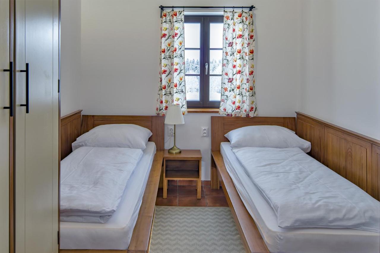 Hotel Dvur Liskovy Vrch à Strazny Extérieur photo