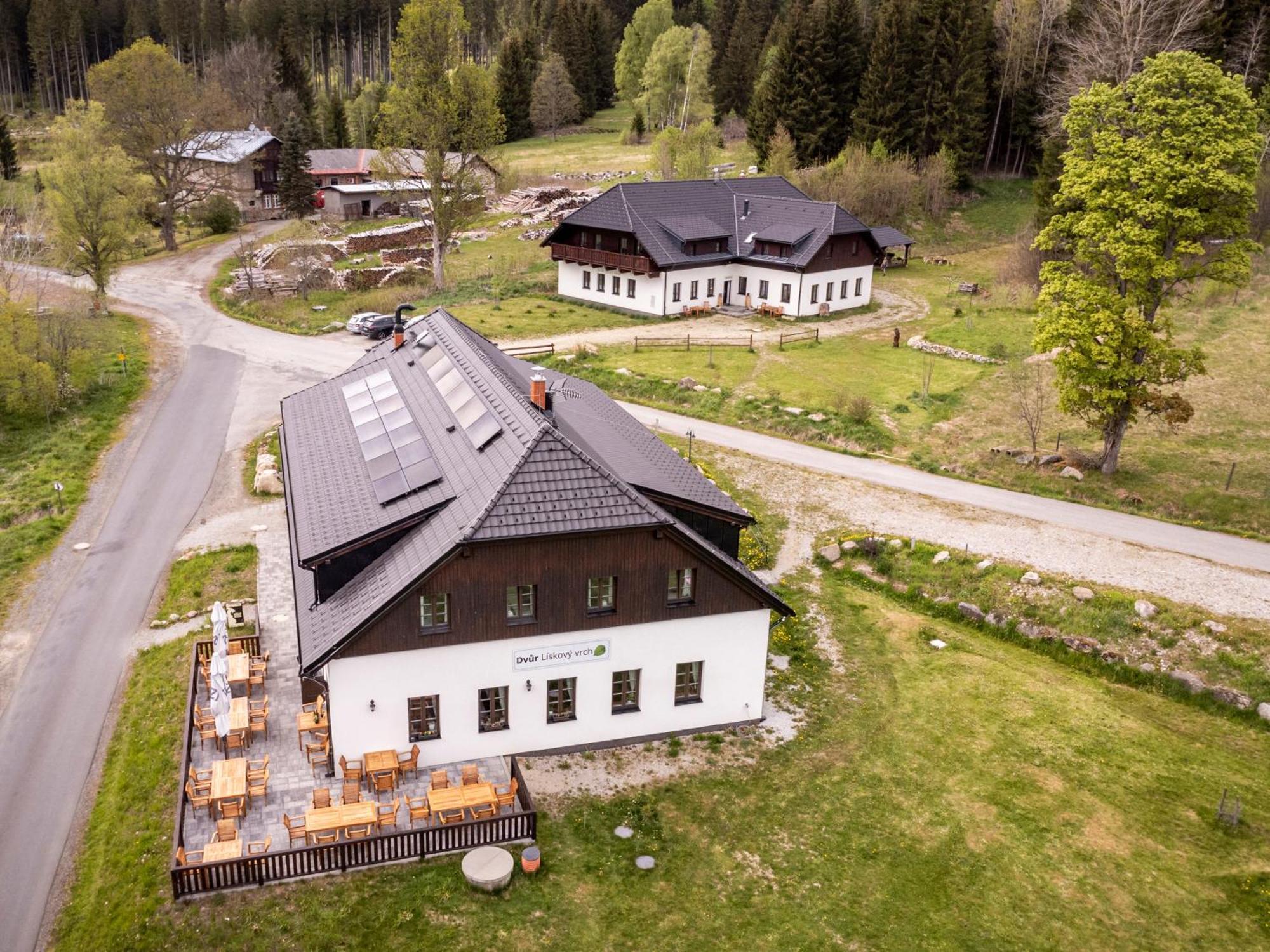 Hotel Dvur Liskovy Vrch à Strazny Extérieur photo